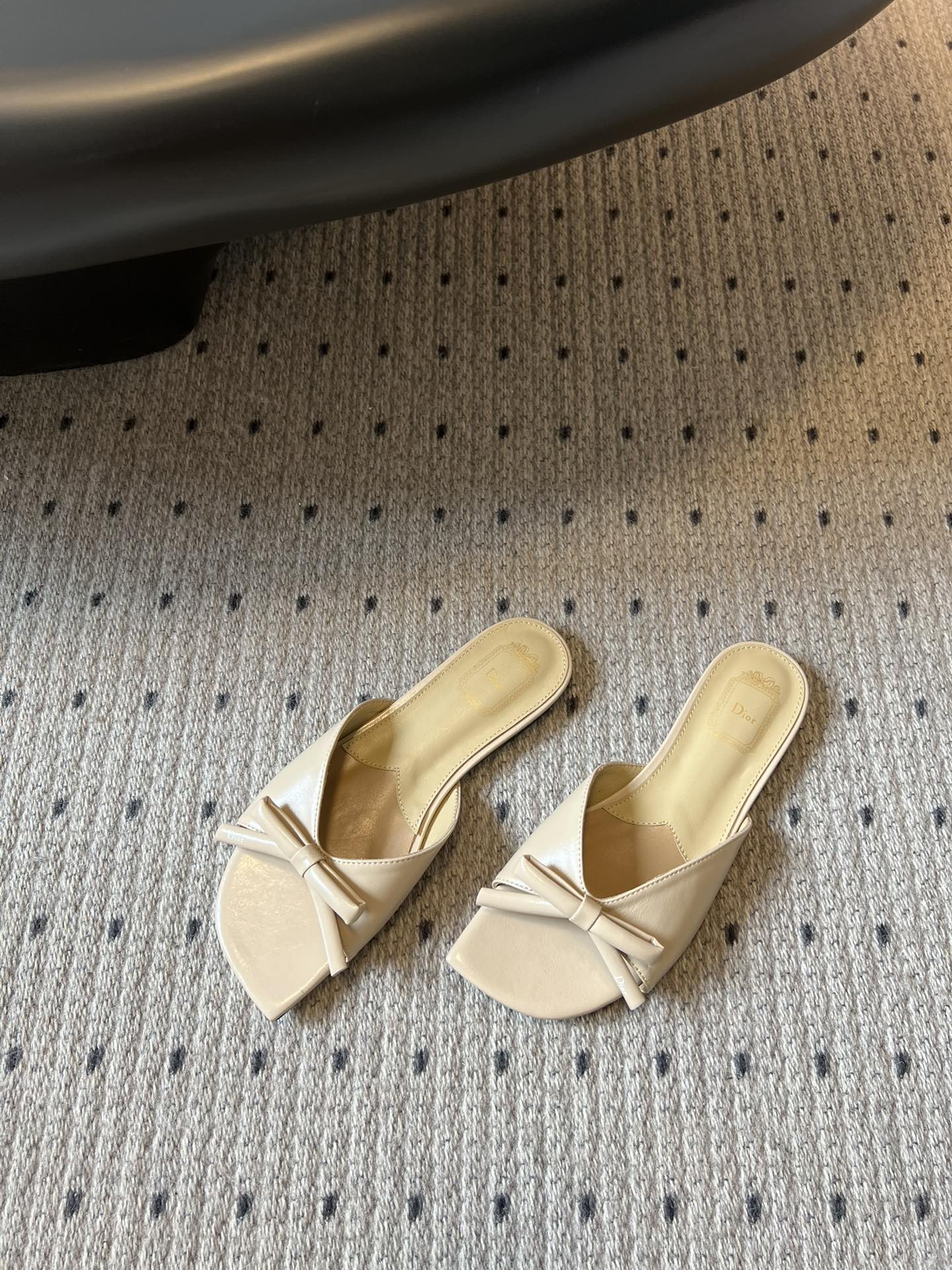 DIOR 26S OBLIQUE BOW MULE IN BEIGE CALFSKIN