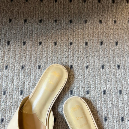 DIOR 26S OBLIQUE BOW MULE IN BEIGE CALFSKIN