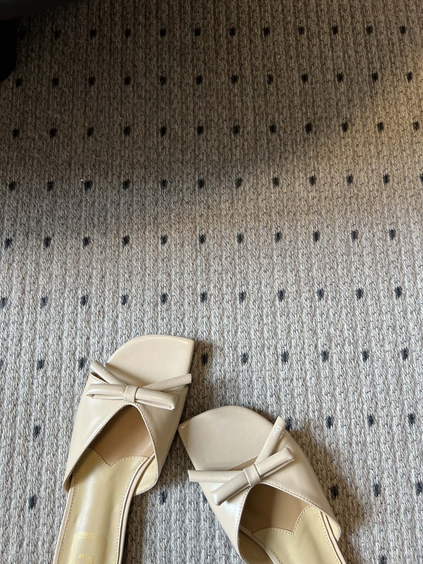 DIOR 26S OBLIQUE BOW MULE IN BEIGE CALFSKIN