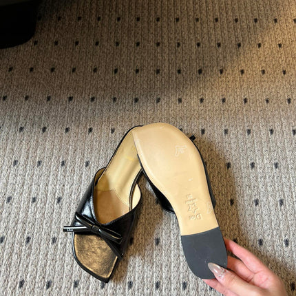 DIOR 26S OBLIQUE BOW MULE IN BLACK CALFSKIN