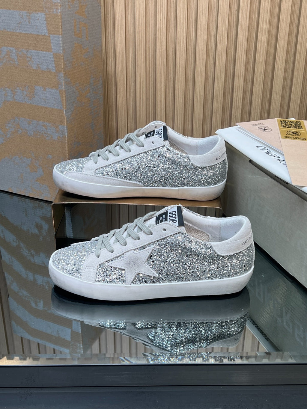 GOLDEN GOOSE BALL IN SILVER GLITTER WITH ICE GRAY WHITE STAR