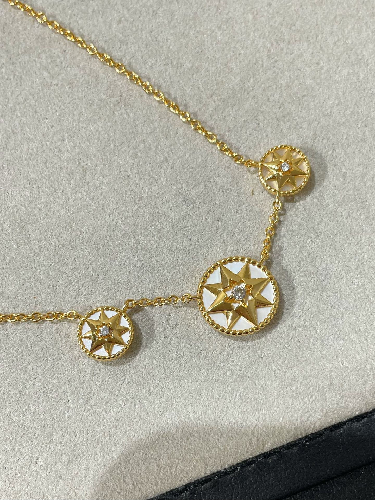 ROSE DES VENTS 3 MOTIF GOLD MOP NECKLACE
