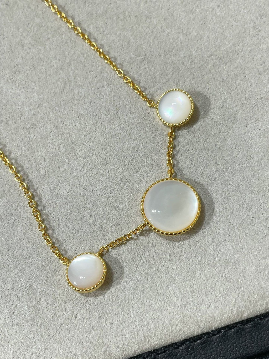ROSE DES VENTS 3 MOTIF GOLD MOP NECKLACE
