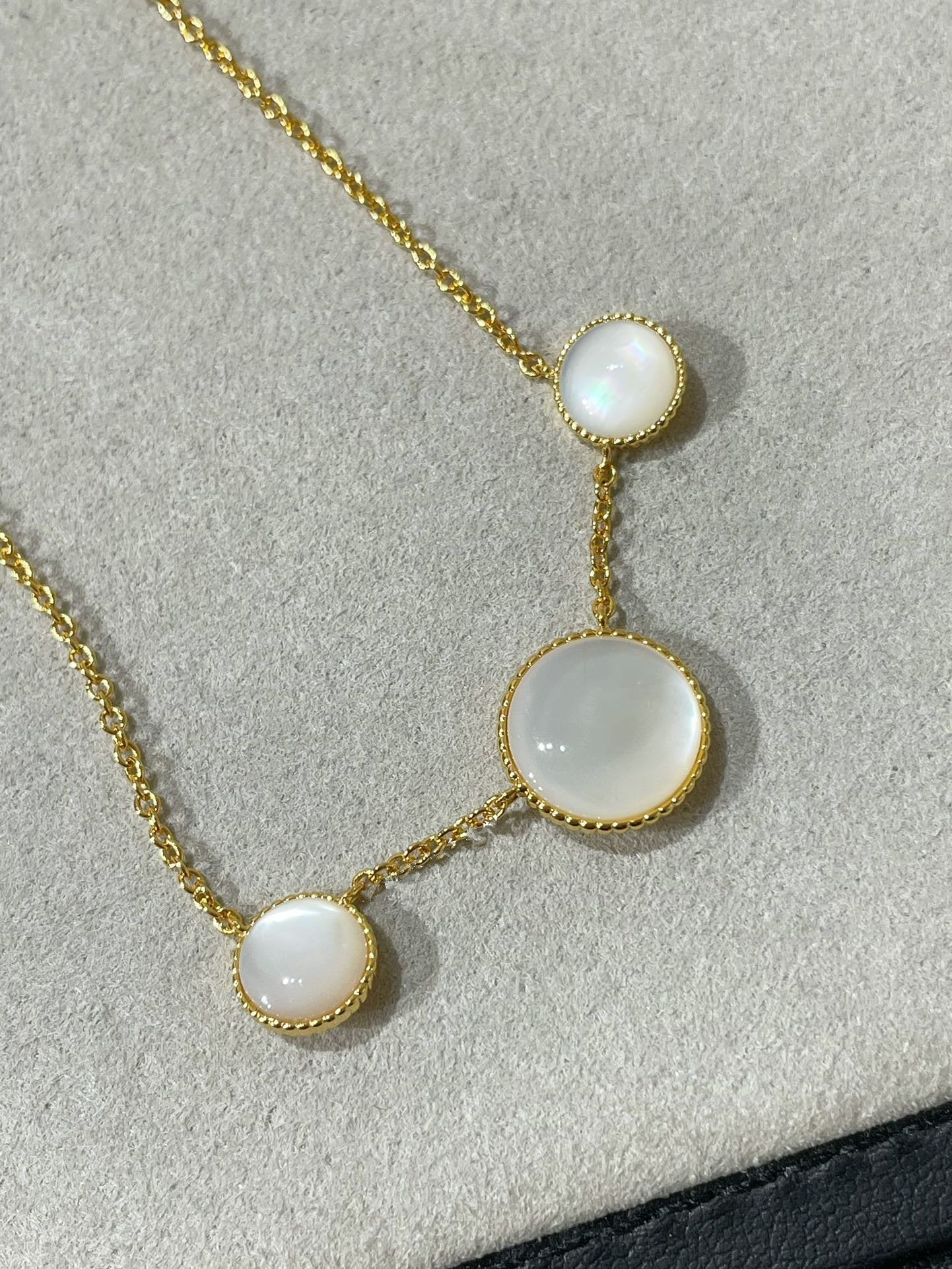 ROSE DES VENTS 3 MOTIF GOLD MOP NECKLACE
