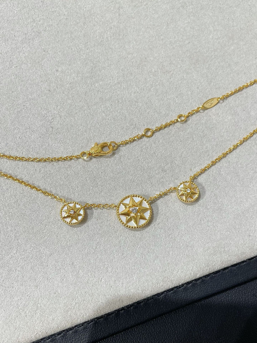 ROSE DES VENTS 3 MOTIF GOLD MOP NECKLACE