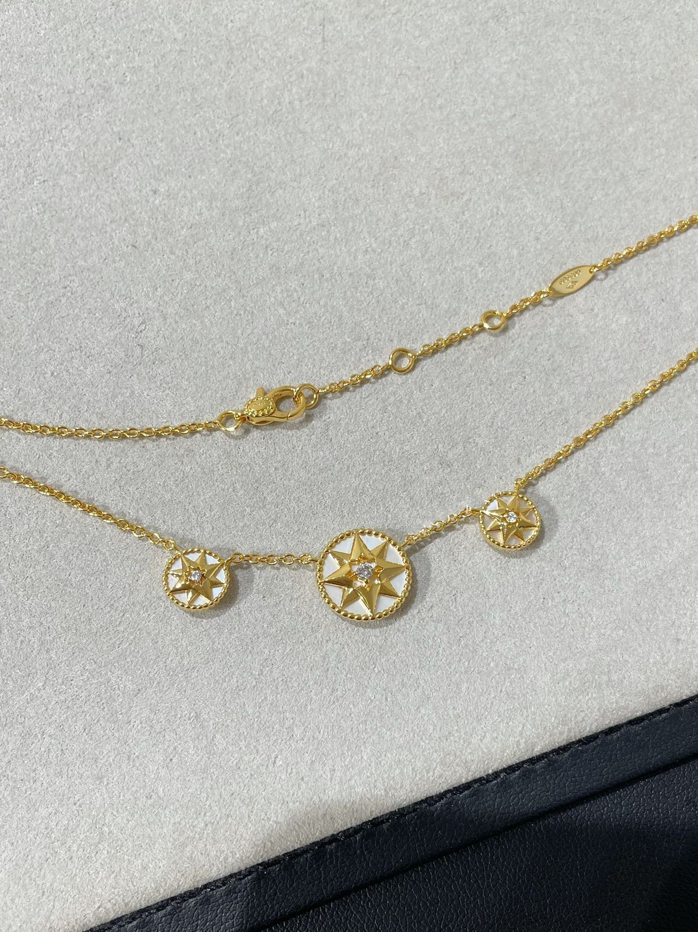 ROSE DES VENTS 3 MOTIF GOLD MOP NECKLACE