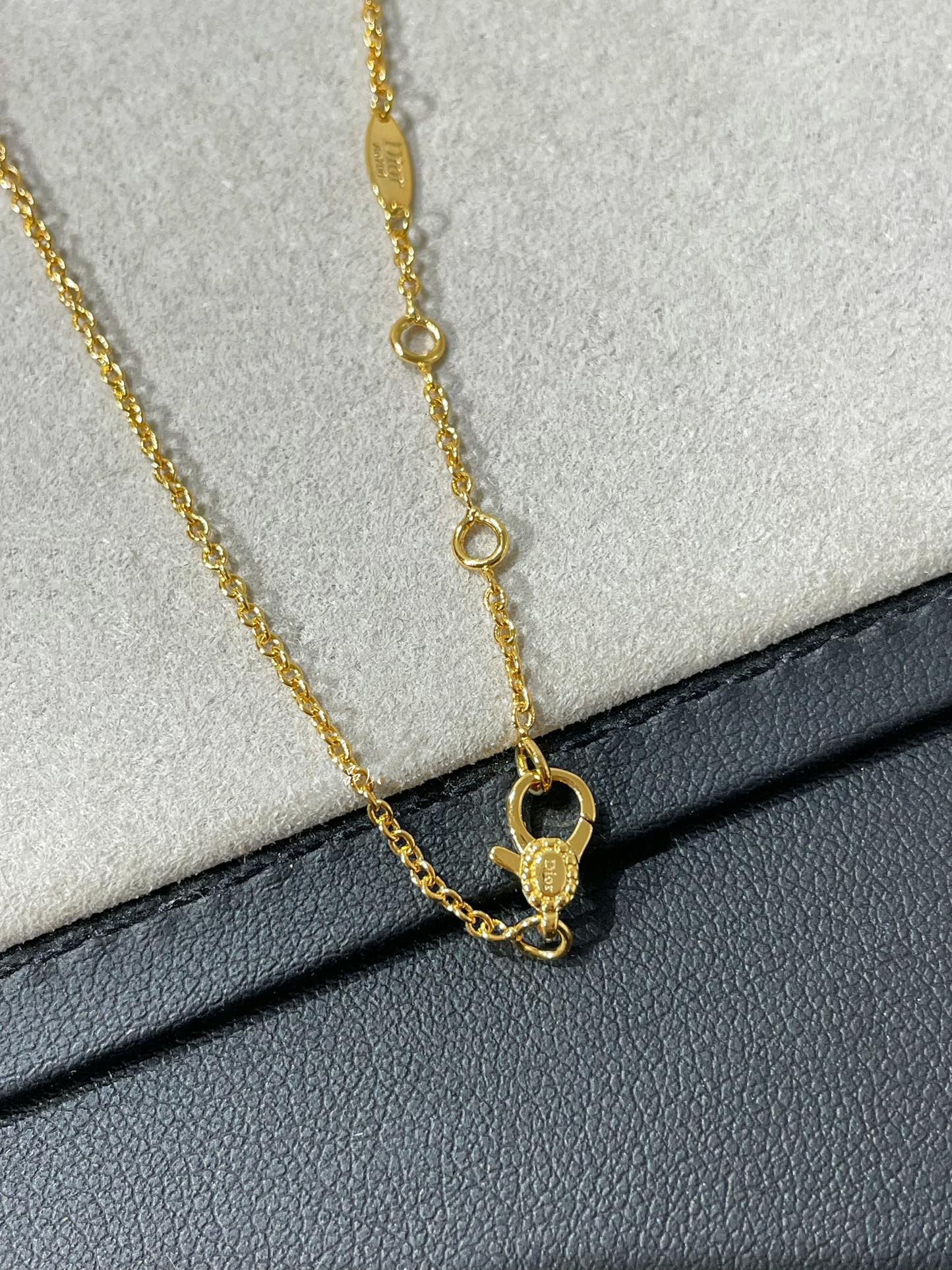 ROSE DES VENTS 3 MOTIF GOLD MOP NECKLACE