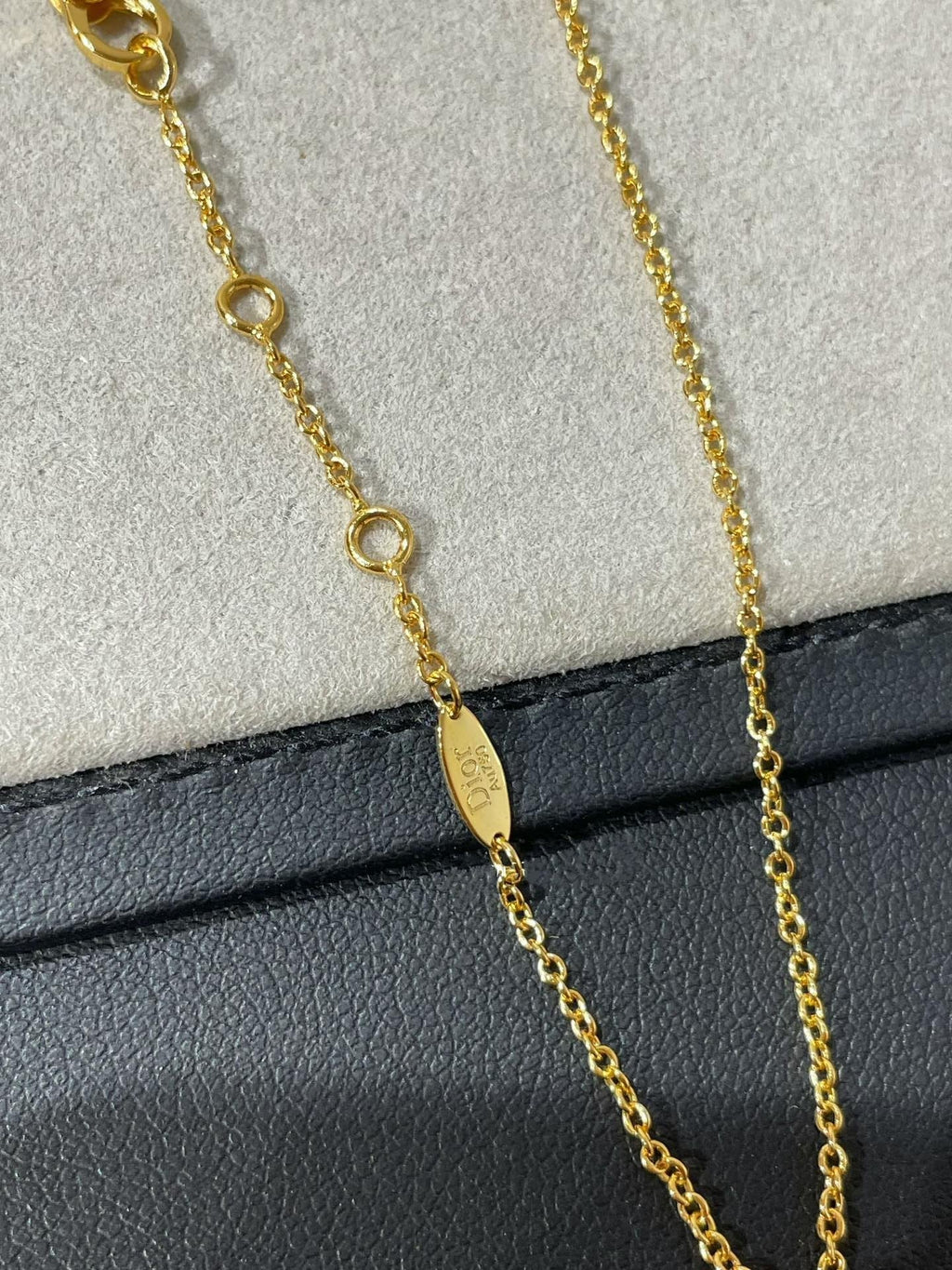 ROSE DES VENTS 3 MOTIF GOLD MOP NECKLACE