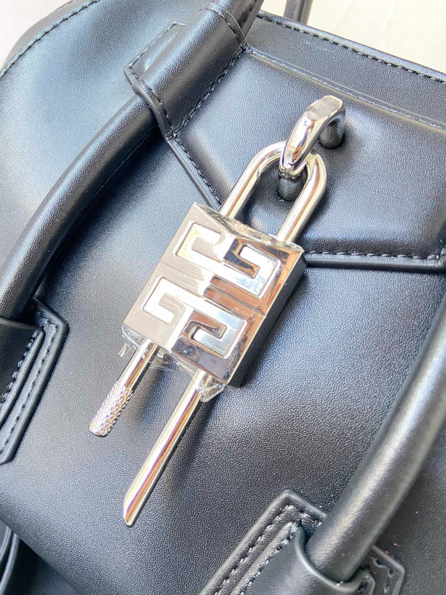 MINI 27 ANTIGONA LOCK BAG IN BLACK LAMBSKIN