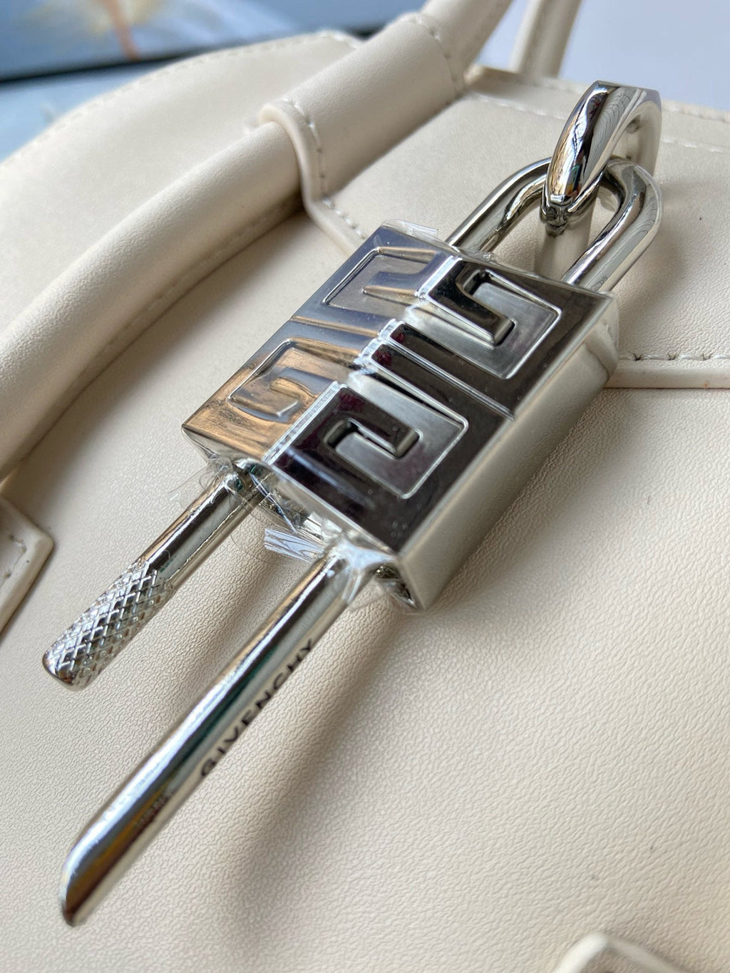 MINI 27 ANTIGONA LOCK BAG IN BEIGE LAMBSKIN