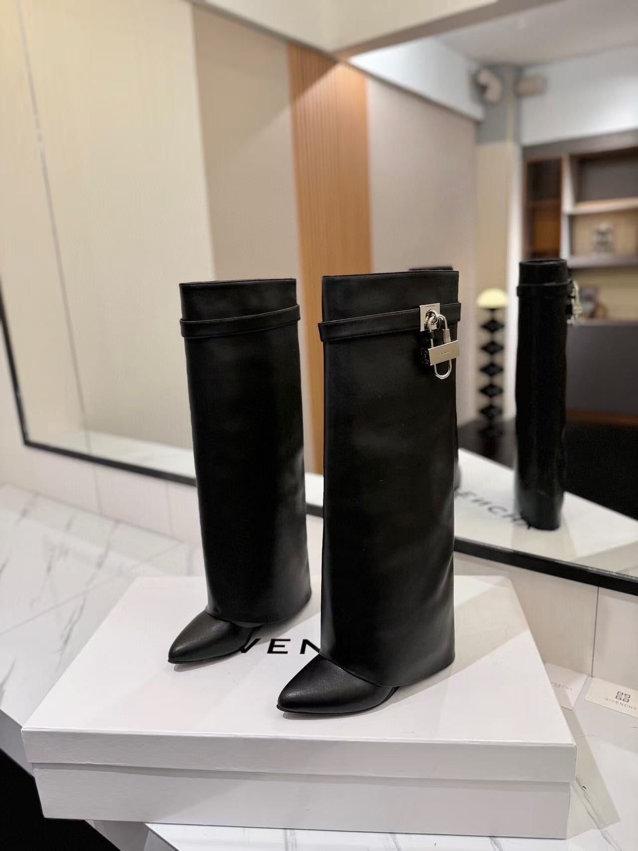 SHARK LOCK BOOTS IN BLACK CALFSKIN SHW