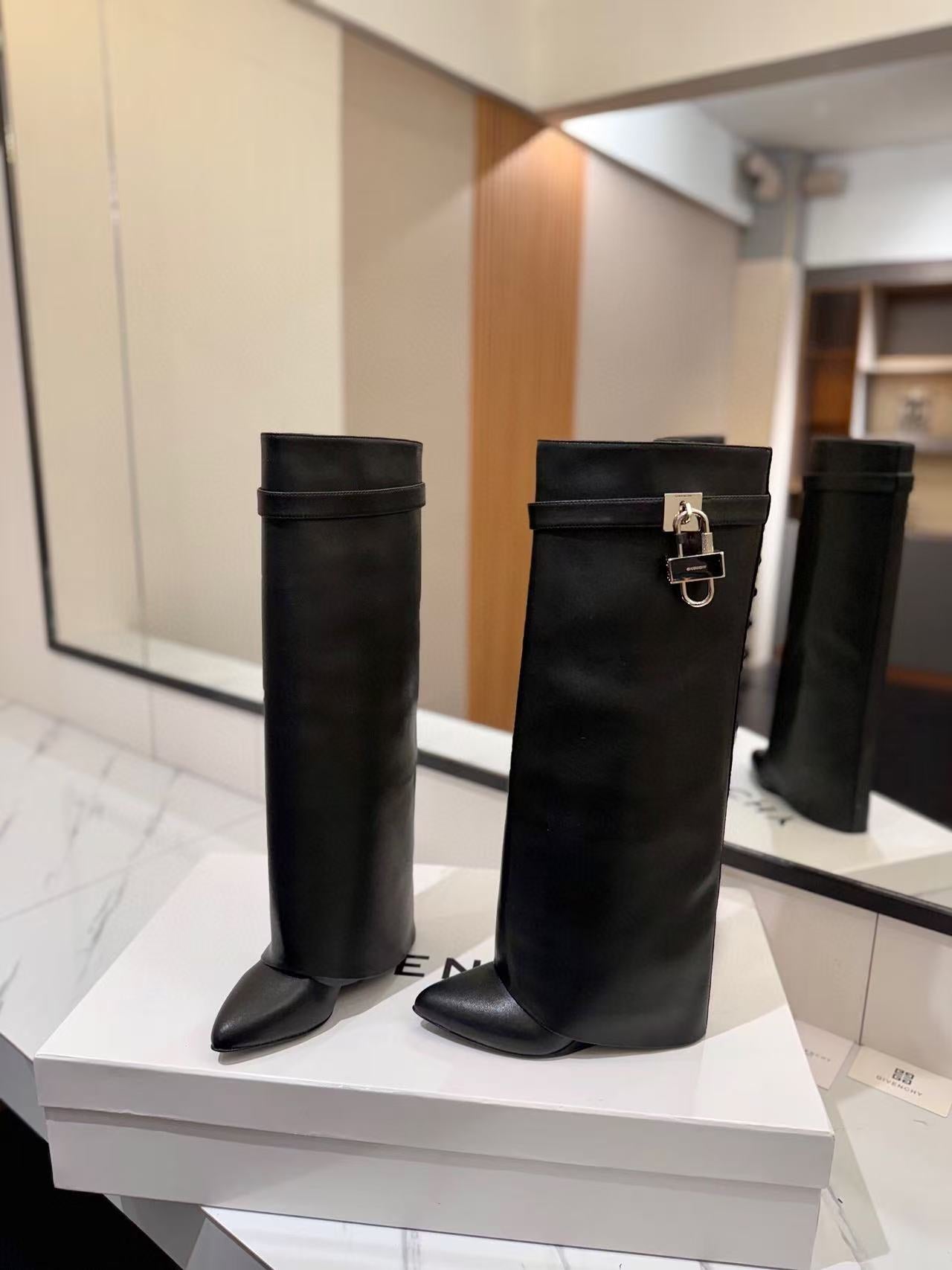 SHARK LOCK BOOTS IN BLACK CALFSKIN SHW