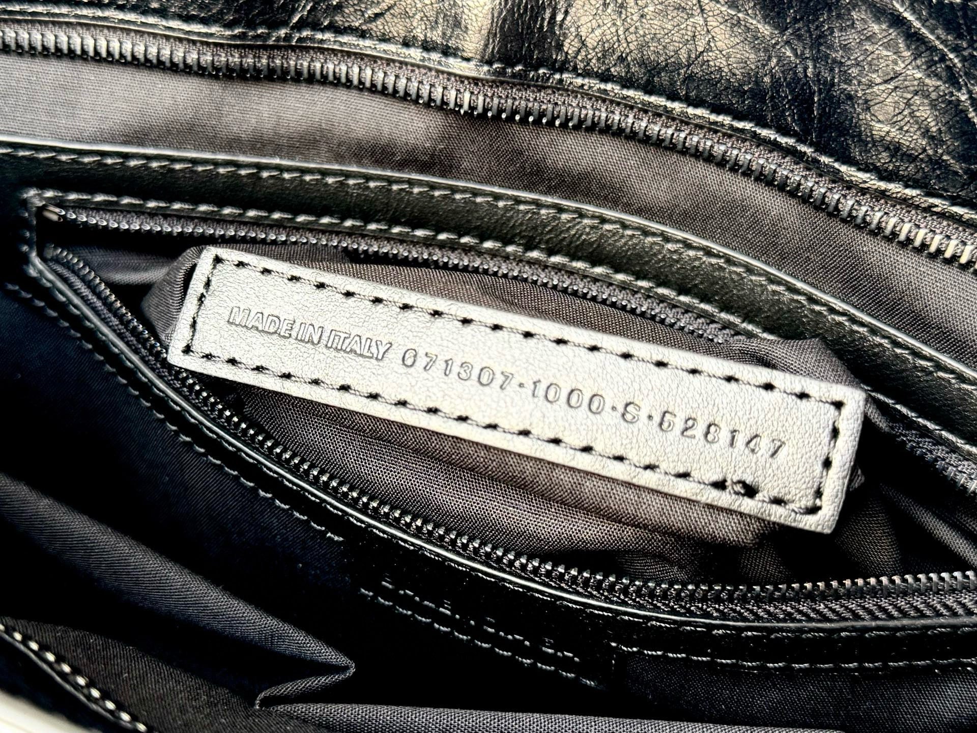 MINI 24 LE CITY BAG IN BLACK LEATHER
