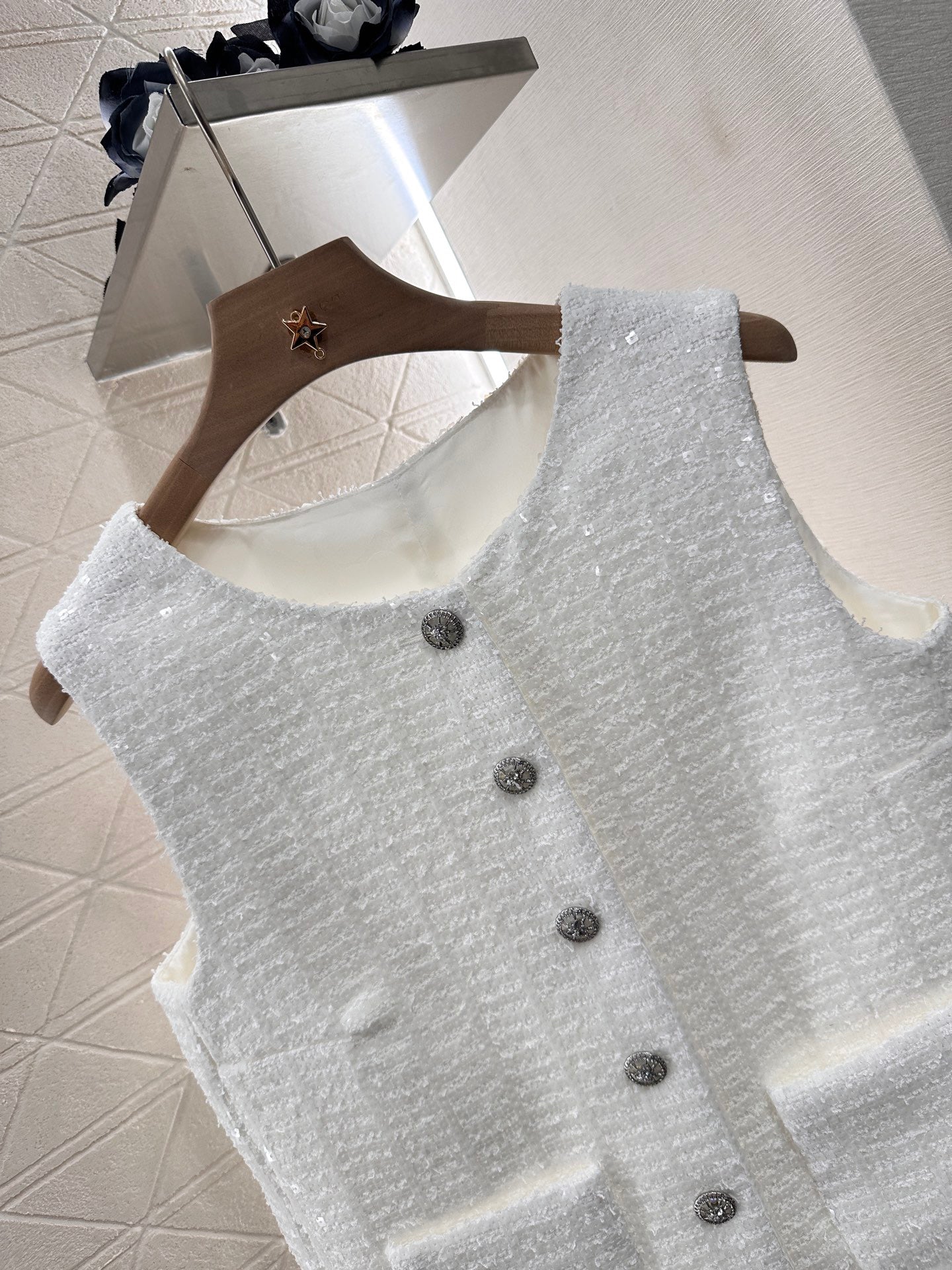 CC READY-TO-WEAR – WHITE TWEED VEST