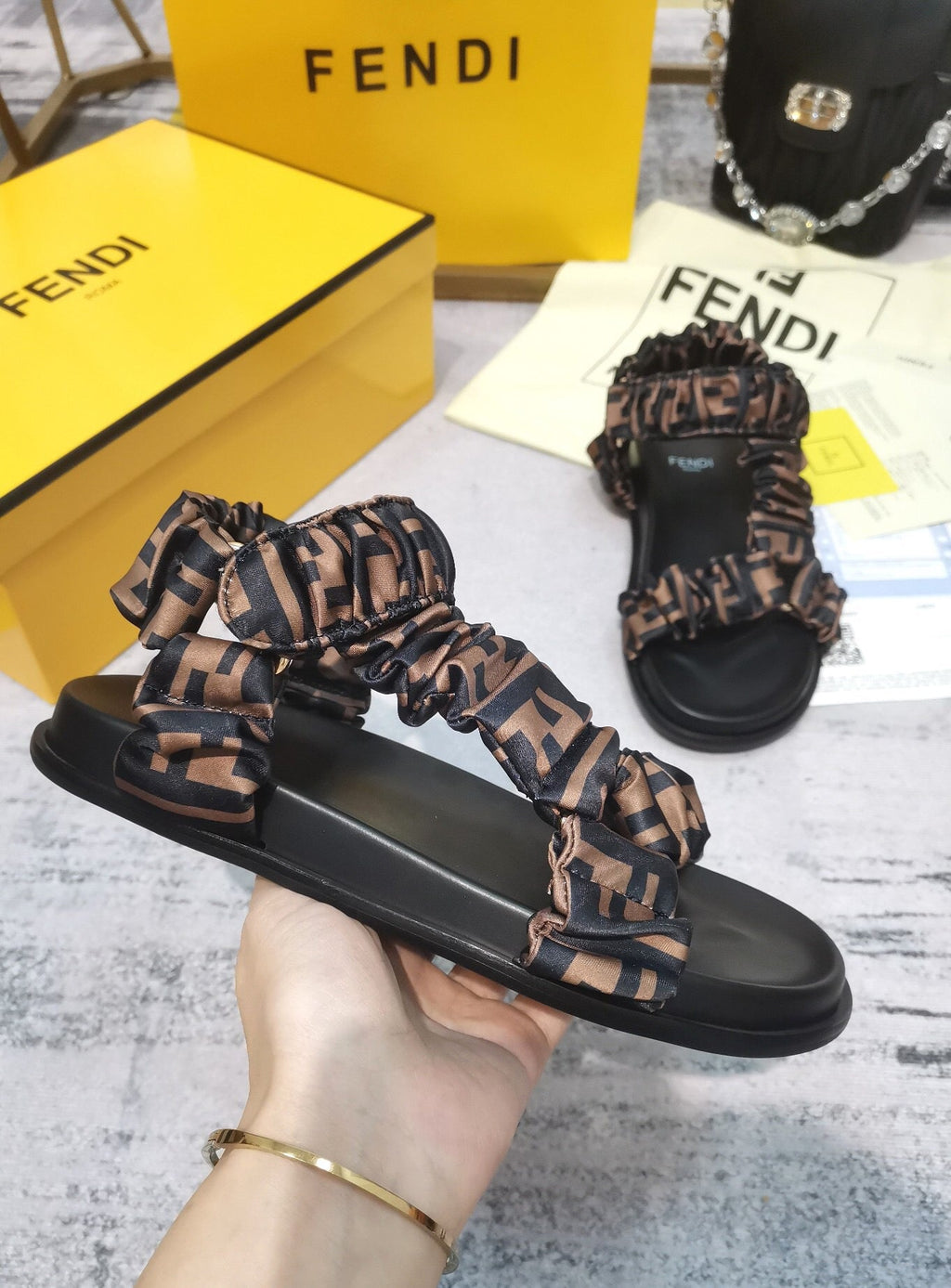 FE FEEL SANDALS IN BROWN AND BLACK FABRIC