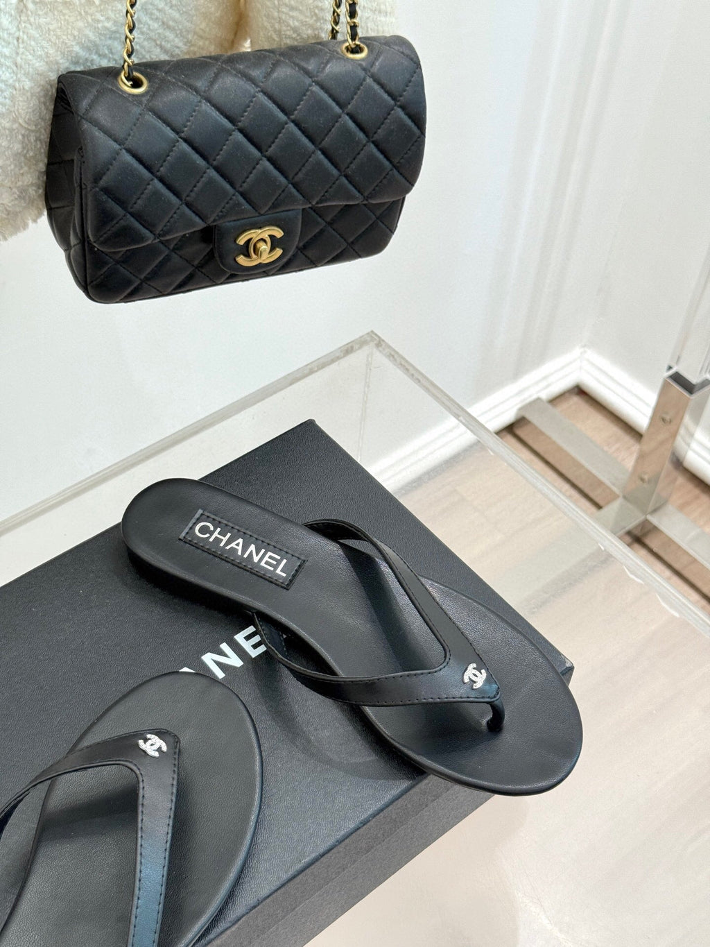 FLAT THONG SANDALS IN BLACK CALFKSIN EMBOSSED CRYSTAL