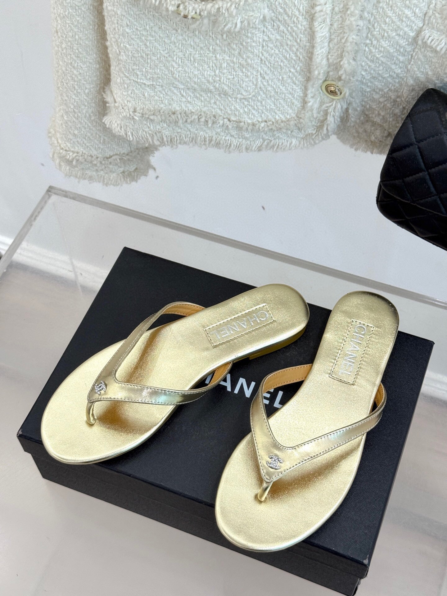THONG SANDALS IN GOLD GLOSSY CALFKSIN EMBOSSED CRYSTAL