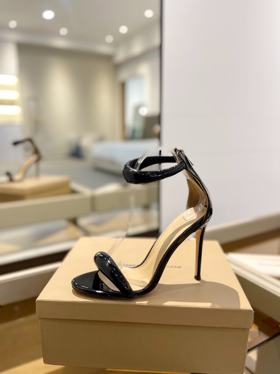 STILETTO SANDALS IN BLACK PATENT CALFSKIN WITH MINIMALIST STRAP DESIGN