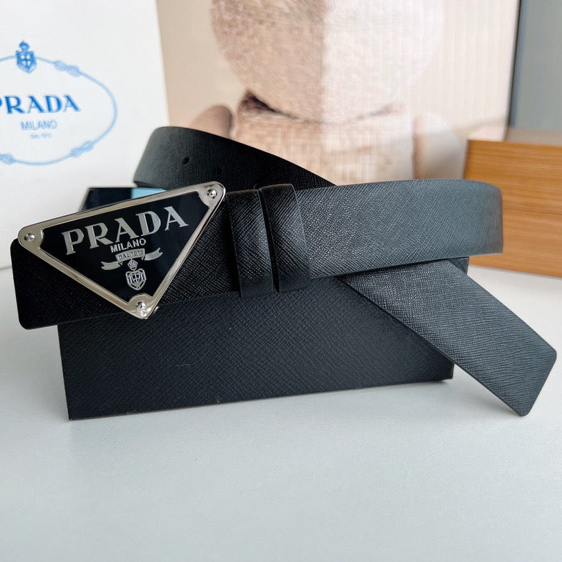PRA TRIANGLE BELT IN BLACK SAFFIANO LEATHER WITH ENAMEL LOGO BUCKLE