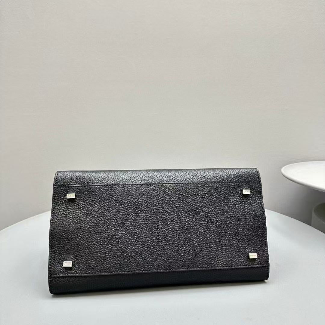 MINIMALIST STRUCTURED SILHOUETTE HANDBAG IN BLACK CALFSKIN
