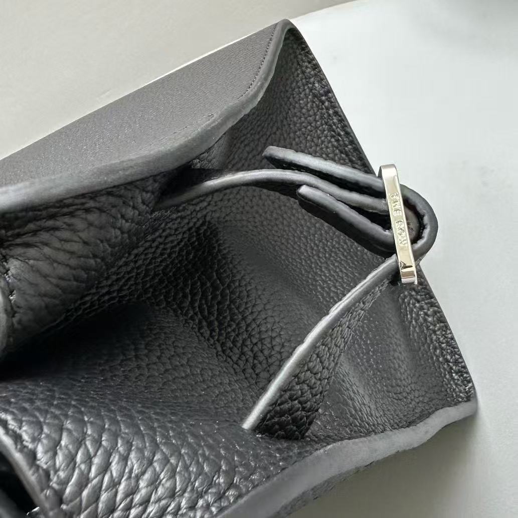 MINIMALIST STRUCTURED SILHOUETTE HANDBAG IN BLACK CALFSKIN