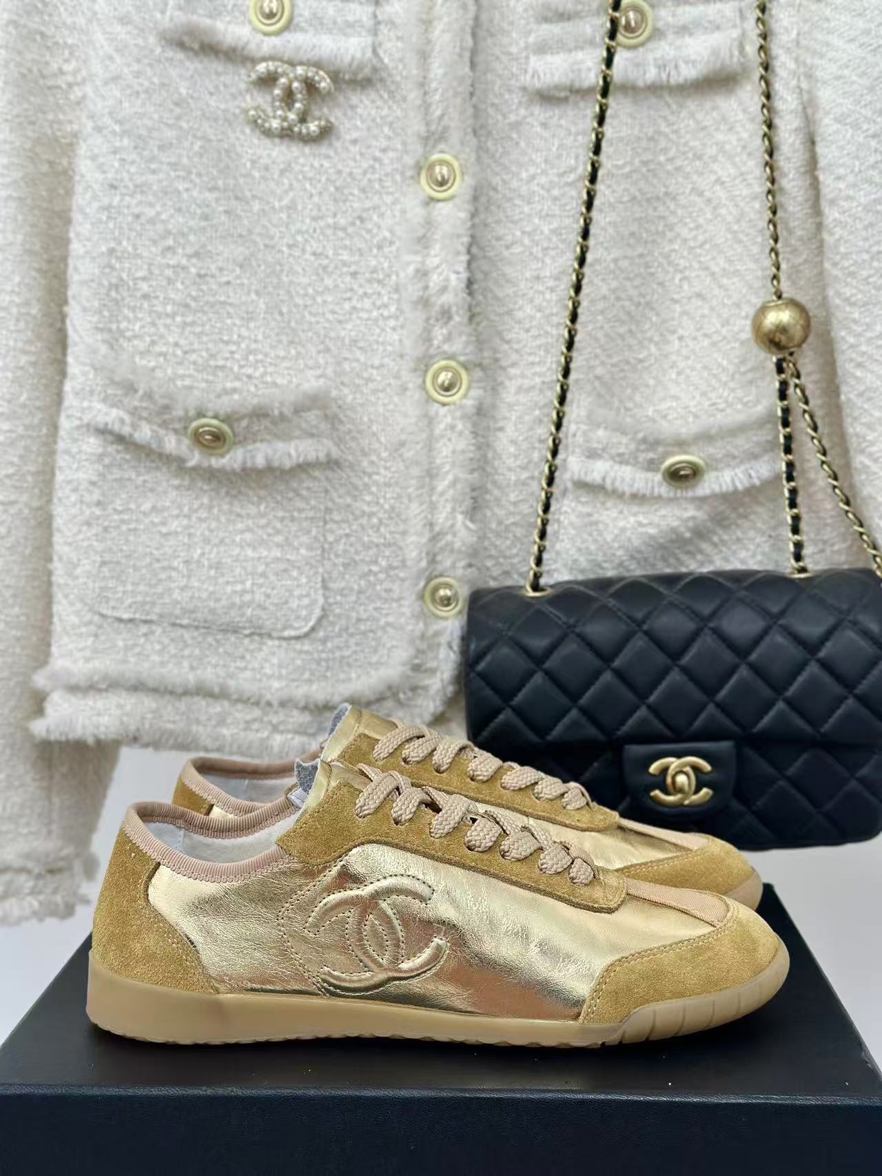 CC SNEAKER TRAINER IN GOLD-TONE CALFSKIN AND SUEDE