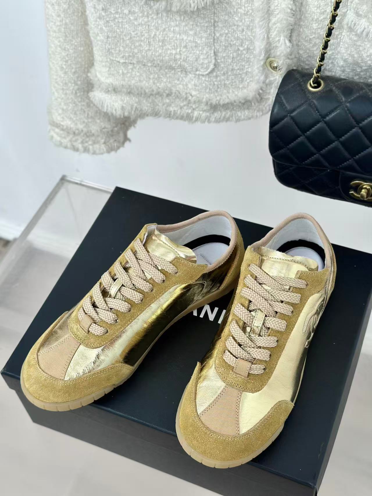 CC SNEAKER TRAINER IN GOLD-TONE CALFSKIN AND SUEDE