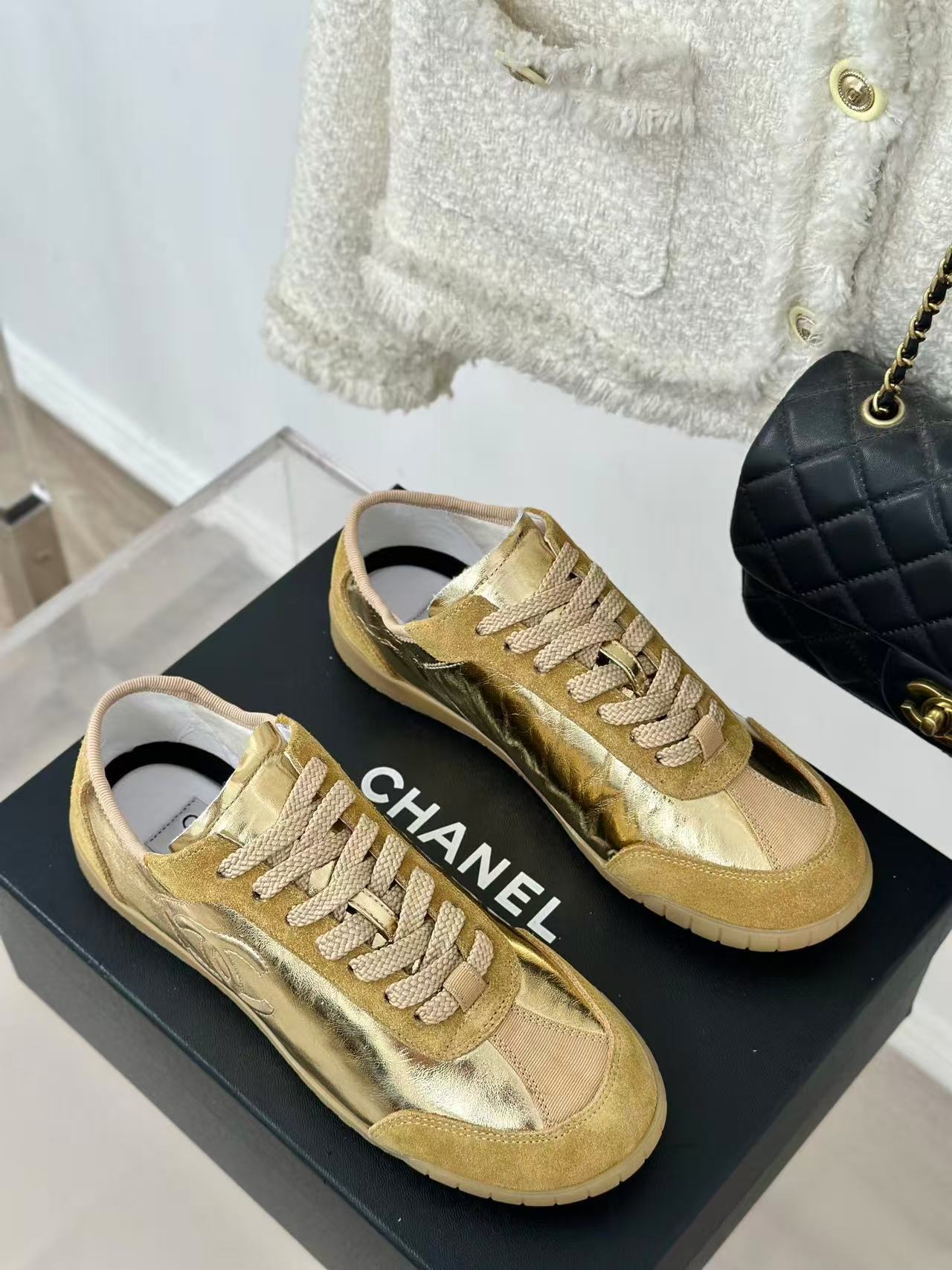 CC SNEAKER TRAINER IN GOLD-TONE CALFSKIN AND SUEDE
