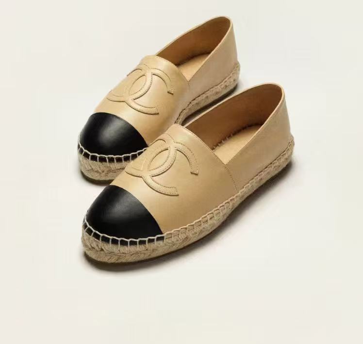 CC EMBOSSED FLAT IN BLACK AND BEIGE CALFSKIN