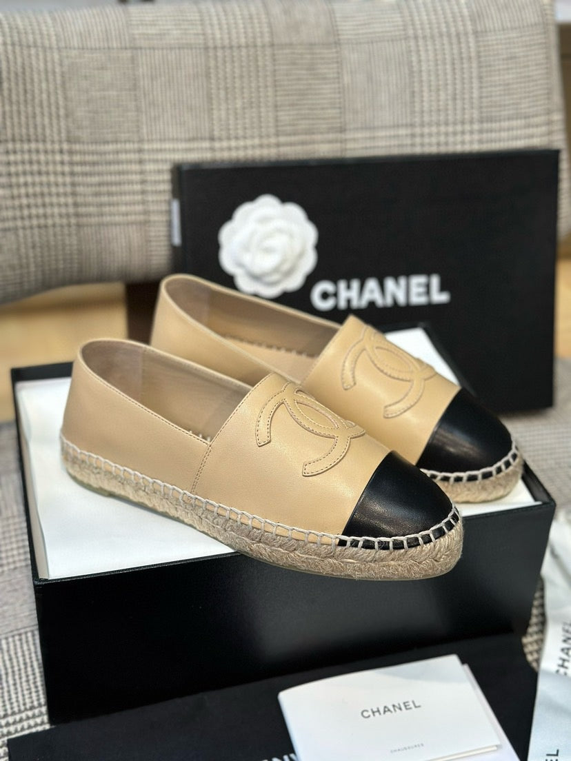 CC EMBOSSED FLAT IN BLACK AND BEIGE CALFSKIN