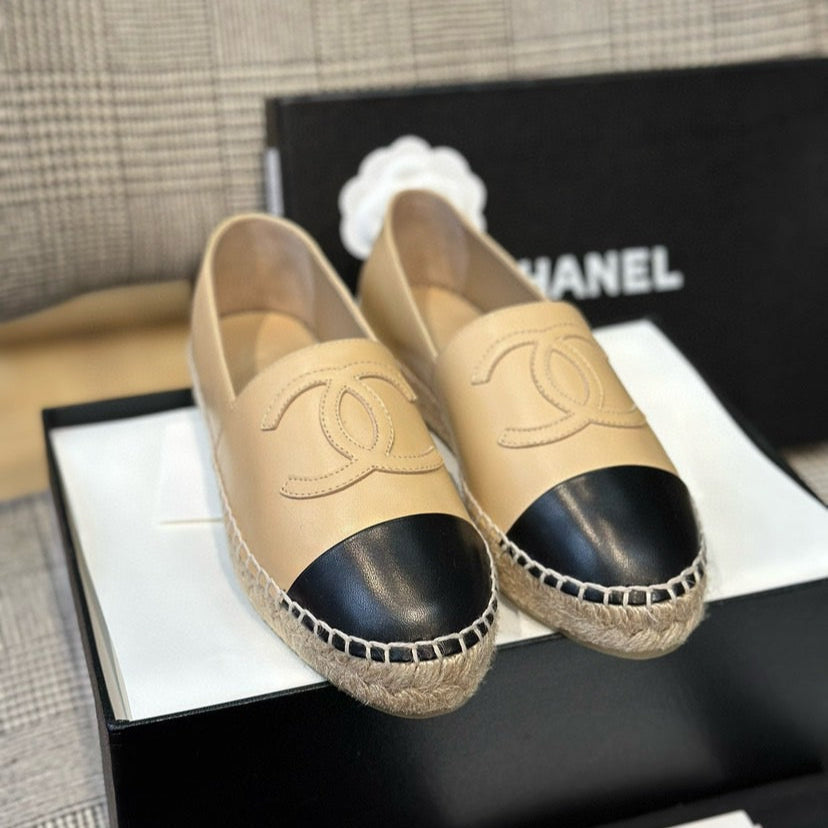 CC EMBOSSED FLAT IN BLACK AND BEIGE CALFSKIN