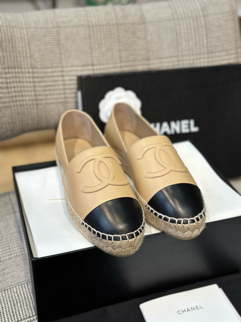 CC EMBOSSED FLAT IN BLACK AND BEIGE CALFSKIN