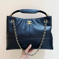CC SHOULDER BAG 36 IN BLACK QUILTED CALFSKIN