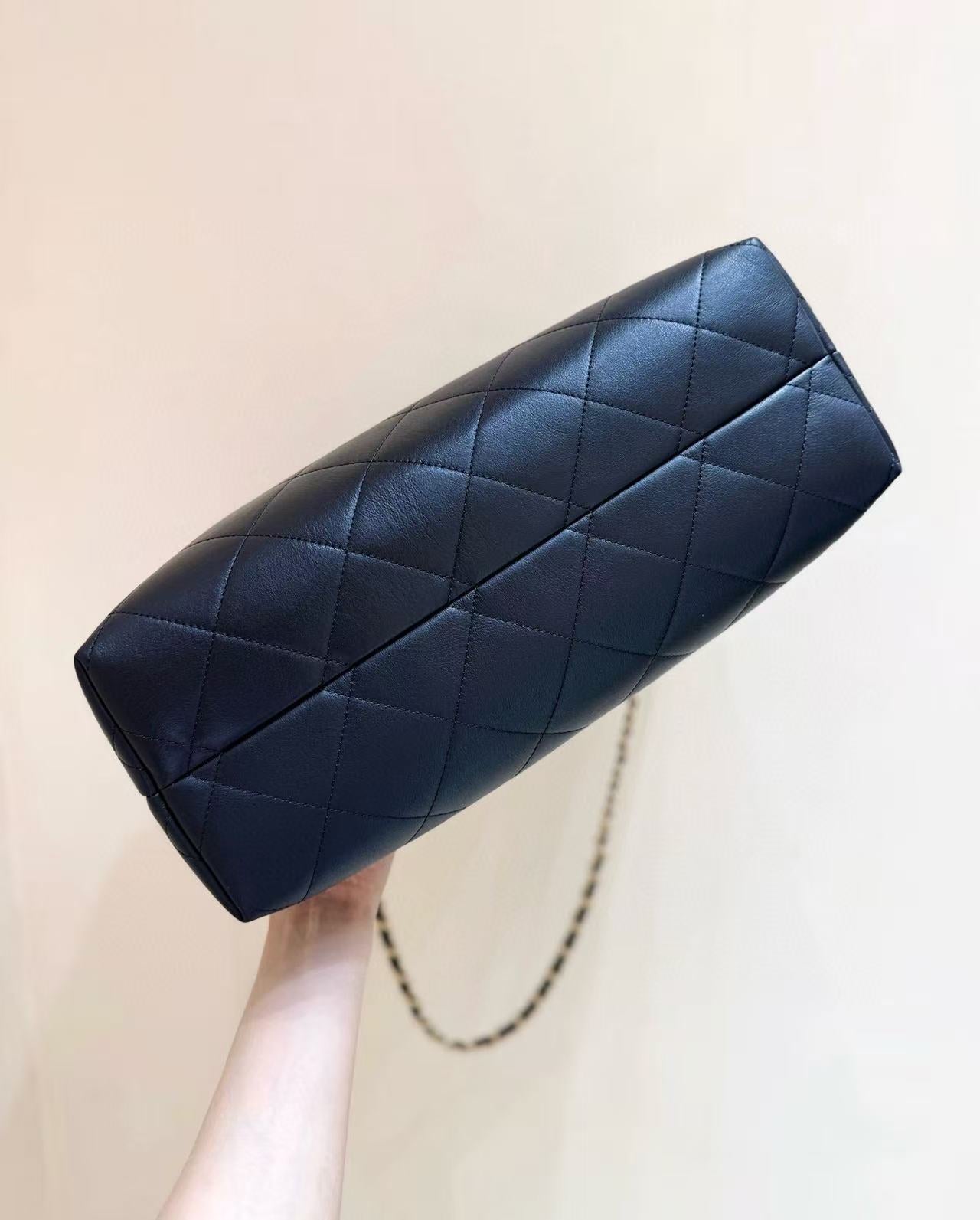 CC SHOULDER BAG 36 IN BLACK QUILTED CALFSKIN
