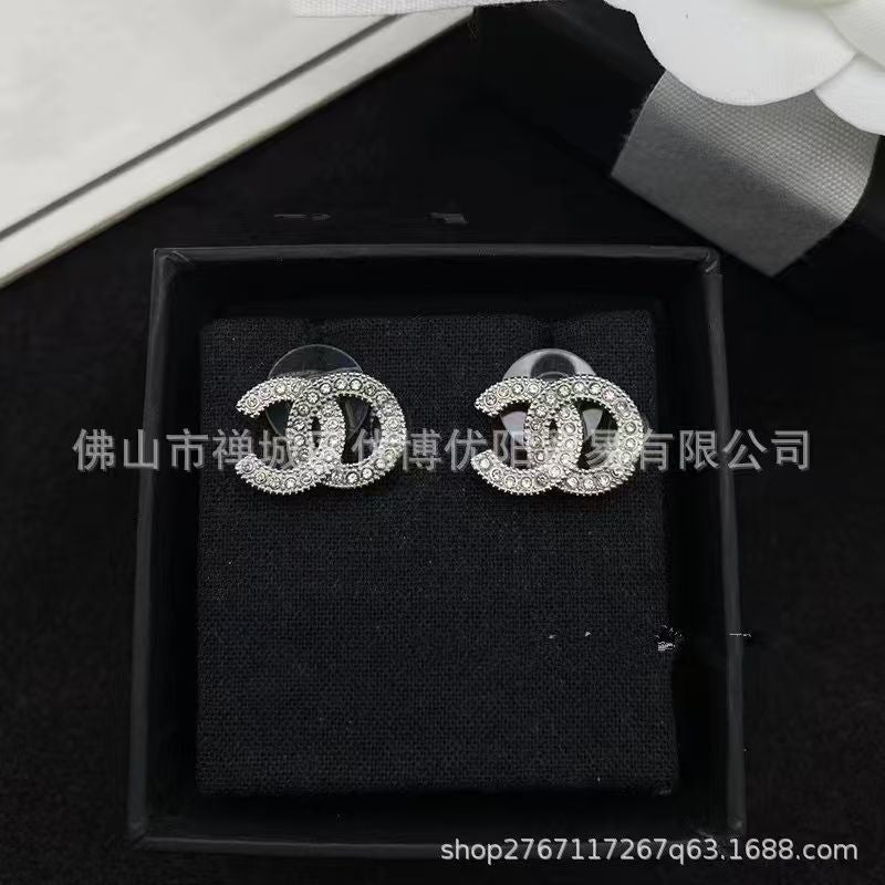 CC STUD EARRINGS IN METAL AND DIAMOND