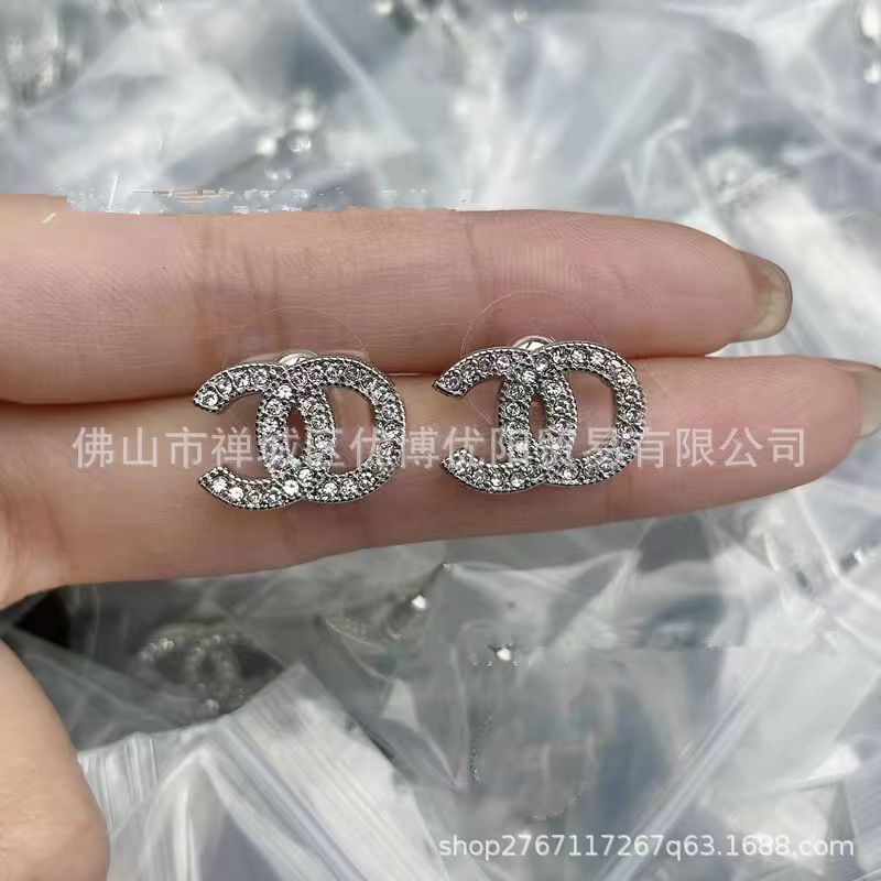 CC STUD EARRINGS IN METAL AND DIAMOND