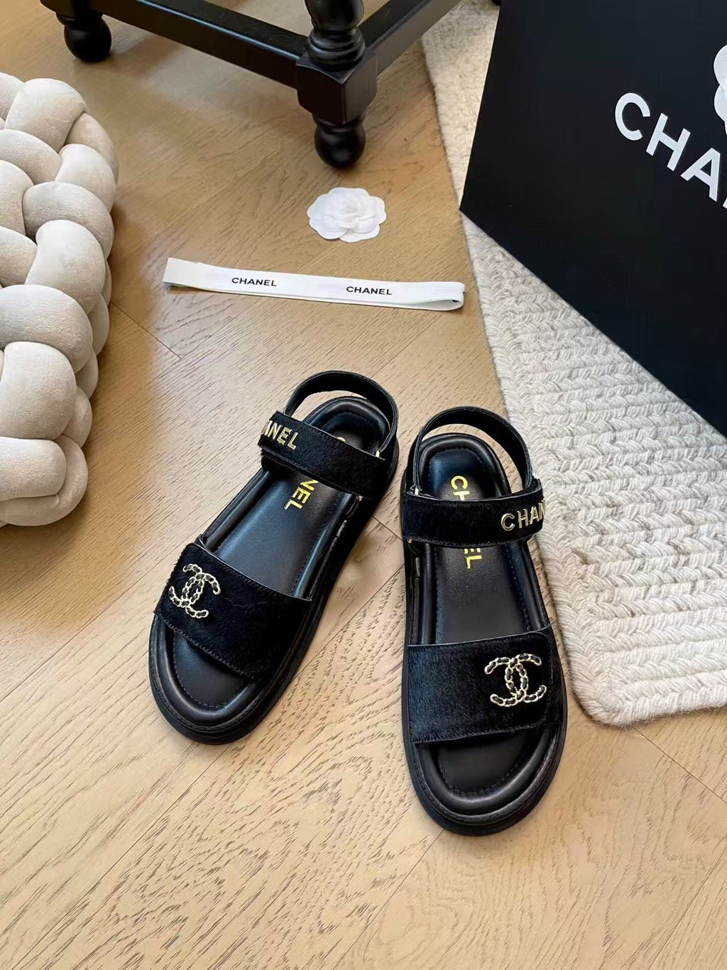 CC SANDALS IN BLACK FUR GOLD HARDWARE