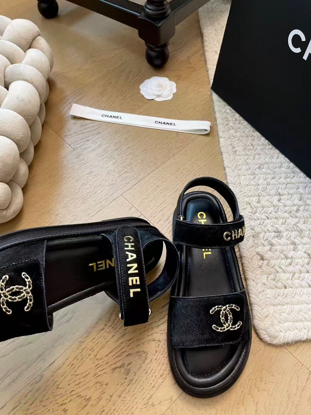 CC SANDALS IN BLACK FUR GOLD HARDWARE