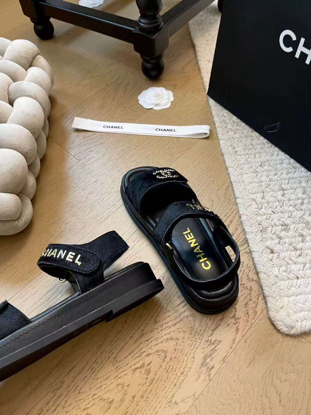 CC SANDALS IN BLACK FUR GOLD HARDWARE