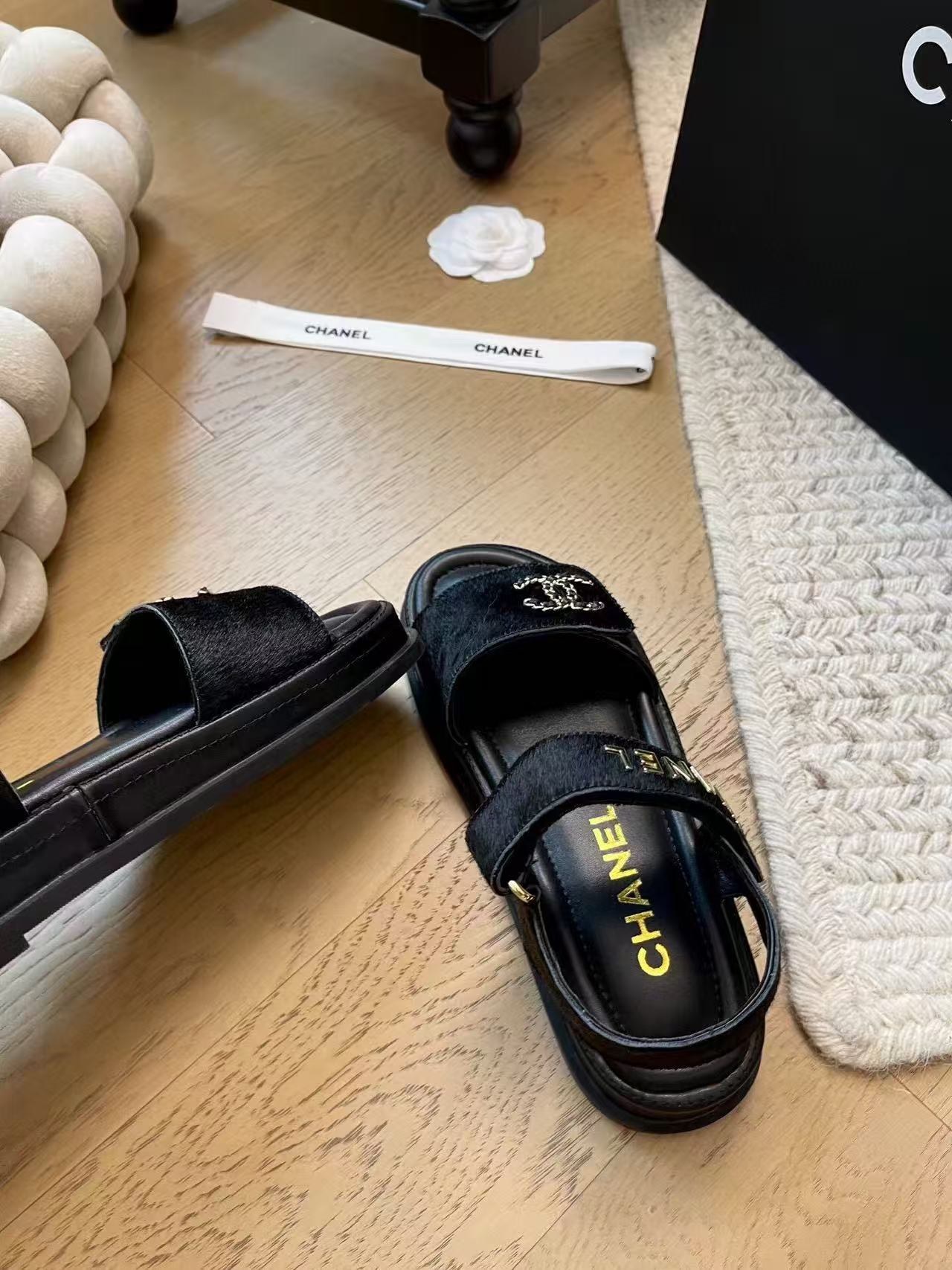 CC SANDALS IN BLACK FUR GOLD HARDWARE