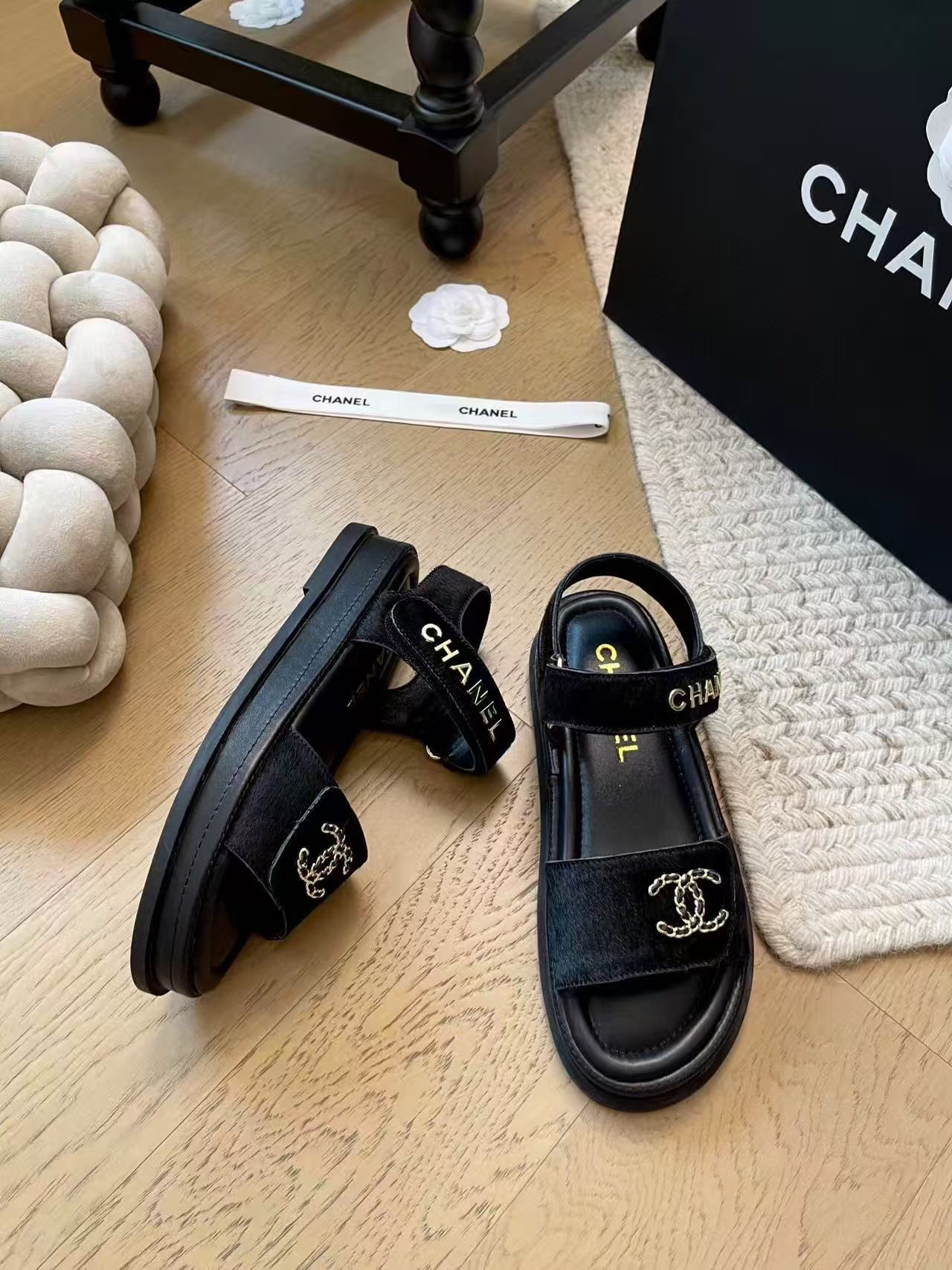 CC SANDALS IN BLACK FUR GOLD HARDWARE