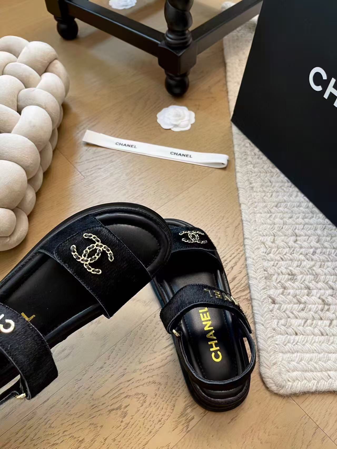CC SANDALS IN BLACK FUR GOLD HARDWARE