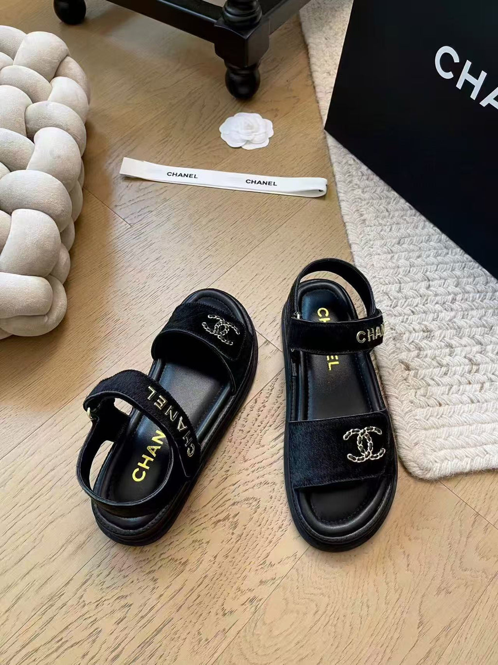 CC SANDALS IN BLACK FUR GOLD HARDWARE