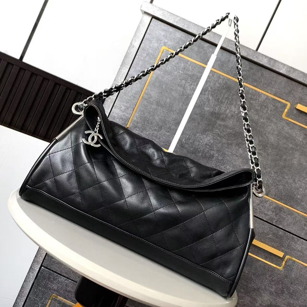 CC SHOULDER BAG 40 IN BLACK QUILTED CALFSKIN SILVER HARDWARE TP3
