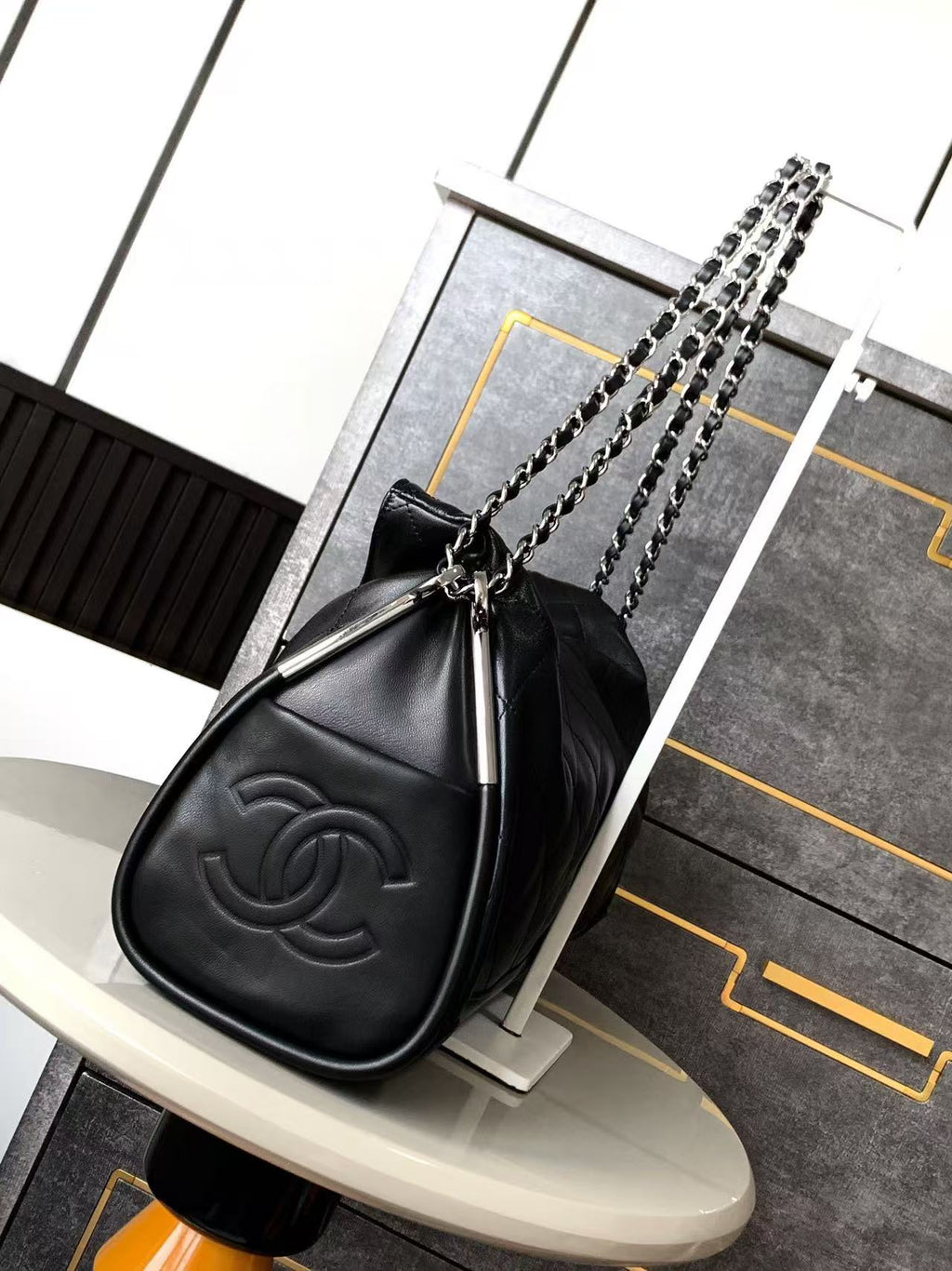 CC SHOULDER BAG 40 IN BLACK QUILTED CALFSKIN SILVER HARDWARE TP3