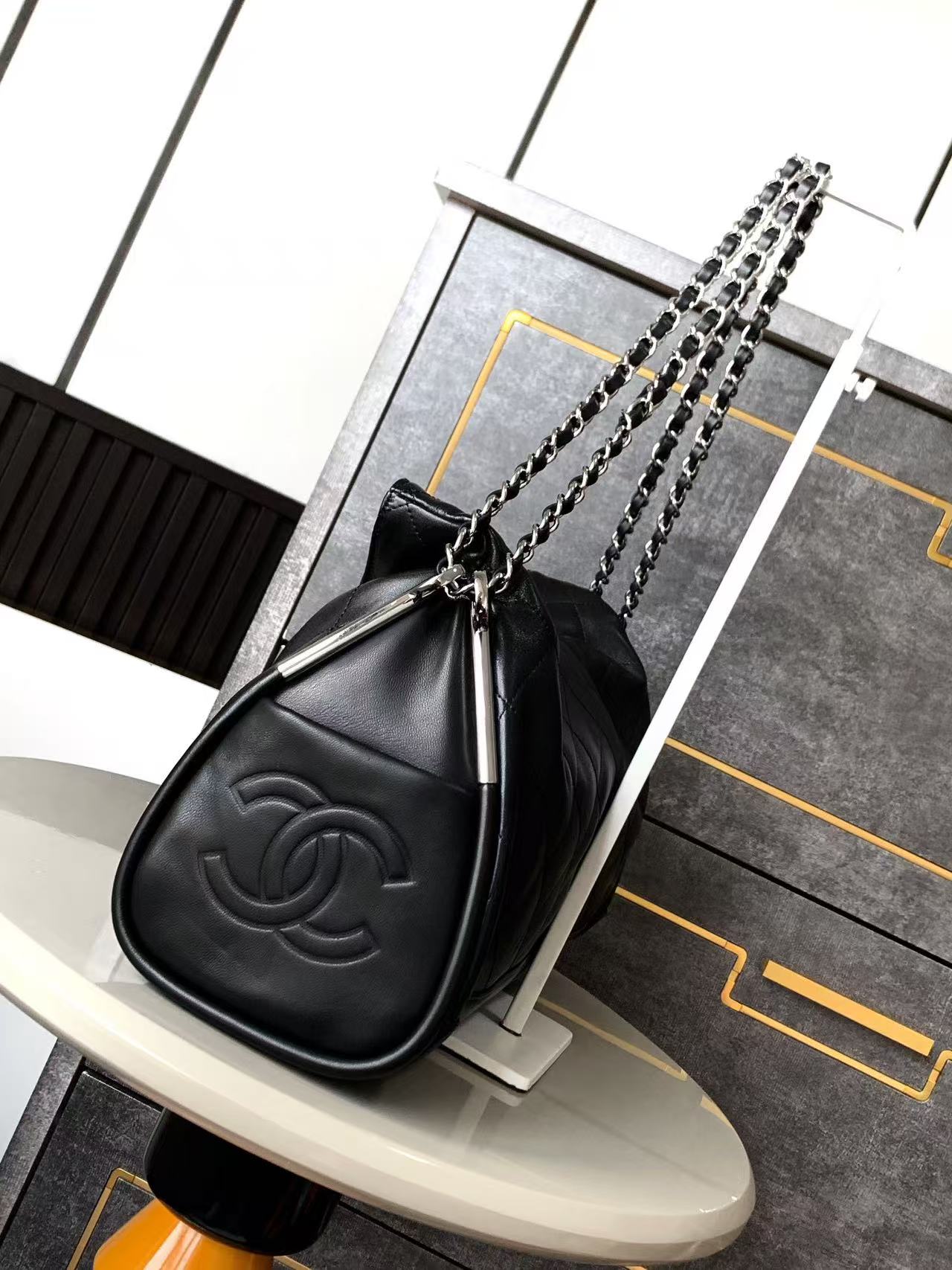 CC SHOULDER BAG 40 IN BLACK QUILTED CALFSKIN SILVER HARDWARE TP3