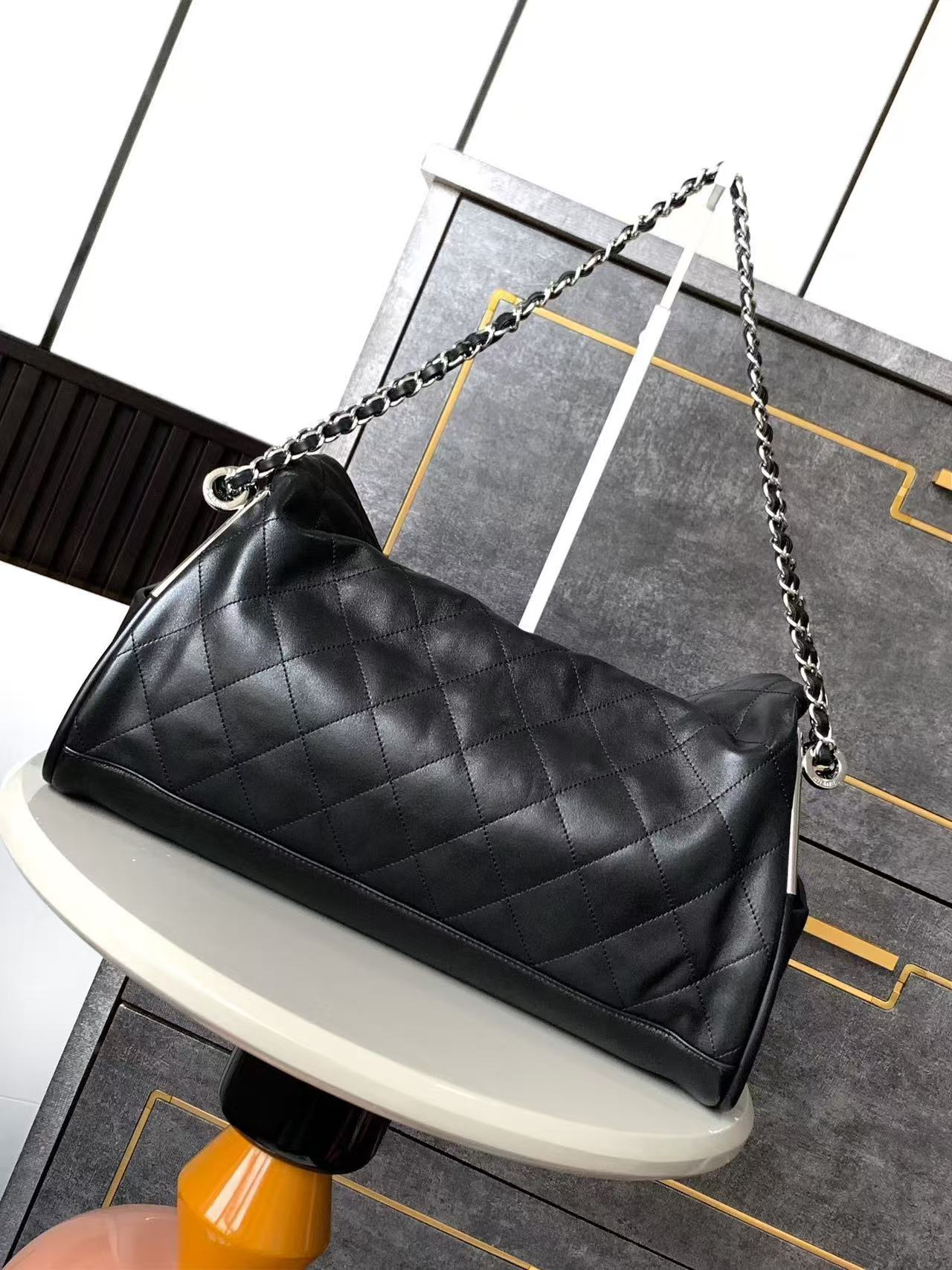 CC SHOULDER BAG 40 IN BLACK QUILTED CALFSKIN SILVER HARDWARE TP3