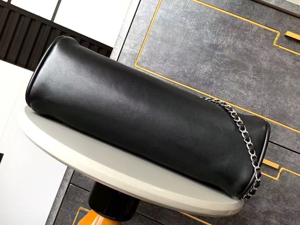 CC SHOULDER BAG 40 IN BLACK QUILTED CALFSKIN SILVER HARDWARE TP3