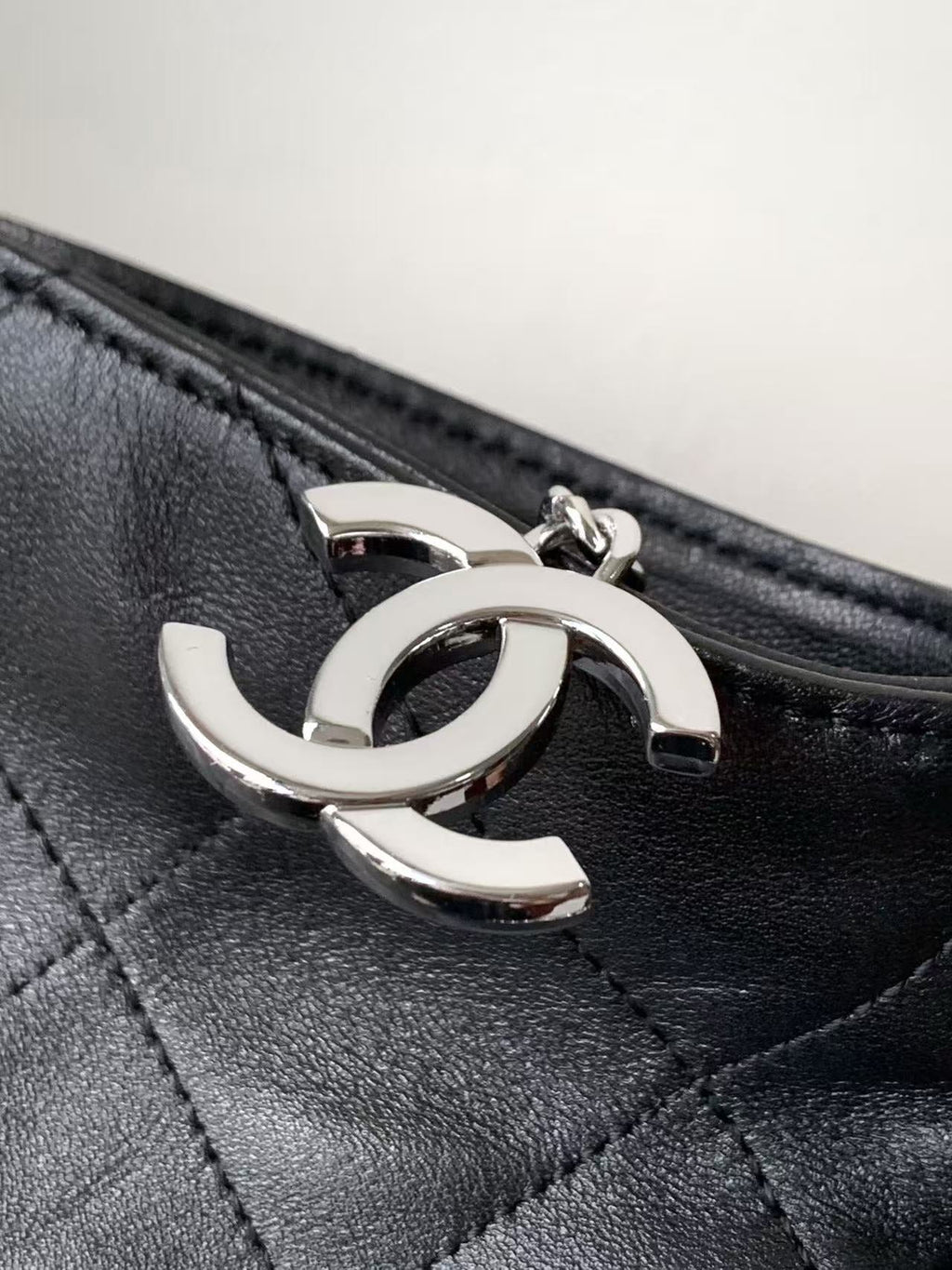 CC SHOULDER BAG 40 IN BLACK QUILTED CALFSKIN SILVER HARDWARE TP3