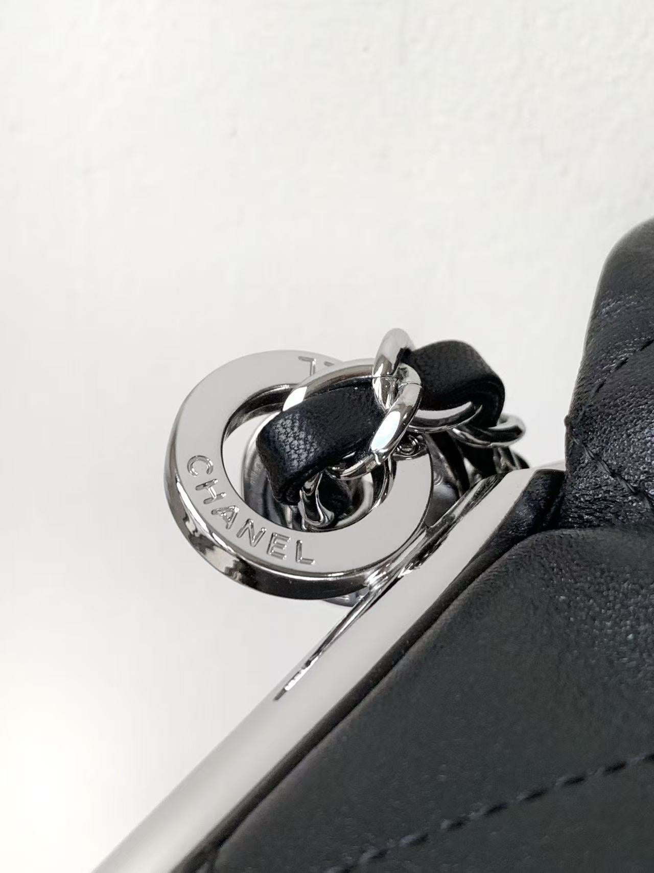 CC SHOULDER BAG 40 IN BLACK QUILTED CALFSKIN SILVER HARDWARE TP3